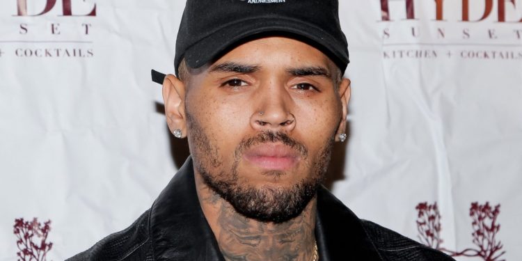 Chris Brown volta aos EUA apÃ³s ser acusado de estupro na FranÃ§a