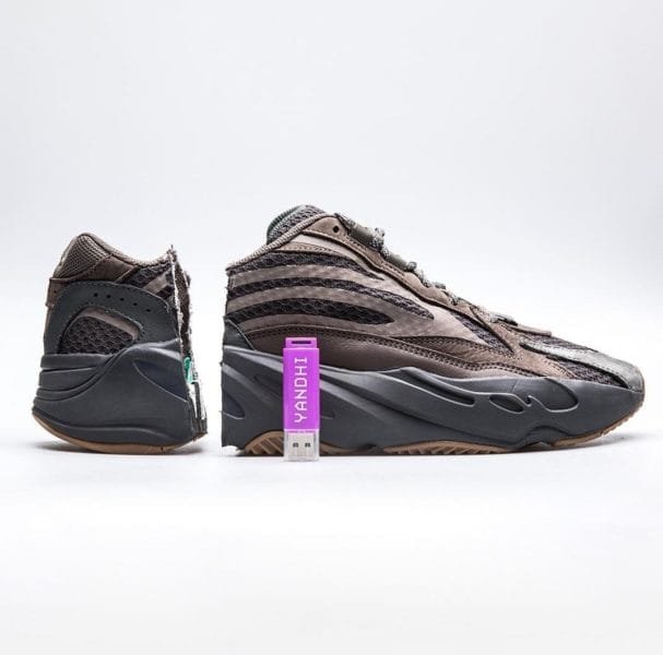 Jovem cai em pegadinha de 1° de Abril e corta tênis para achar novo álbum de Kanye West 1 D3D9Q6RXgAAvJQv 1 1