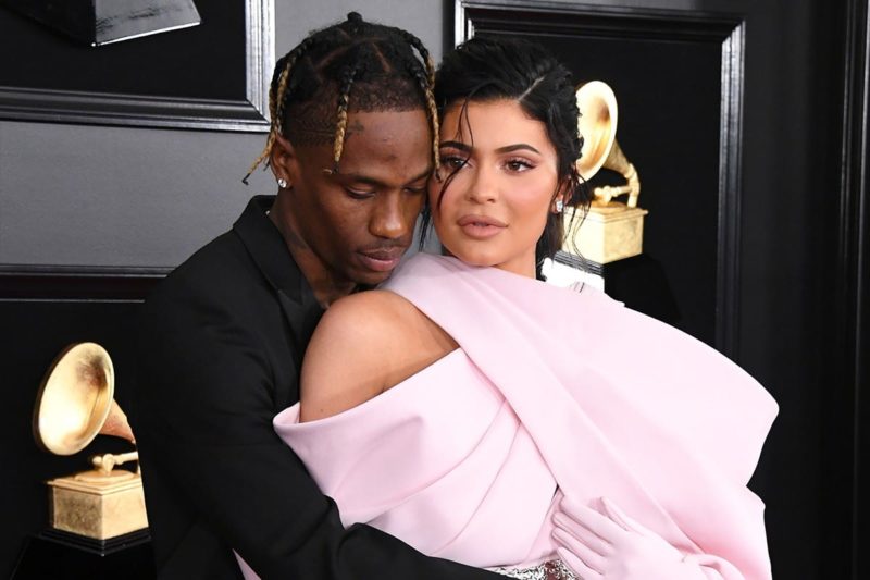 Este Vestido de noiva e terno indicam que Travis Scott e Kylie Jenner podem  estar prestes a se casar