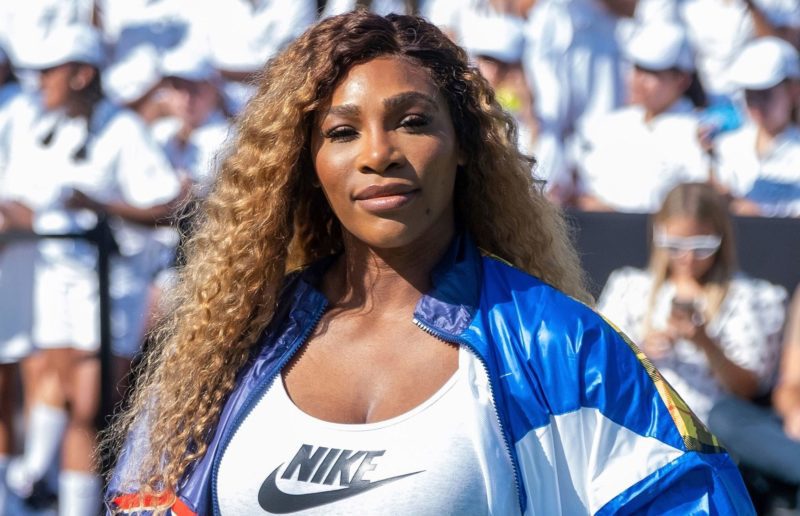 Serena Williams mostra suas curvas em linda foto na praia