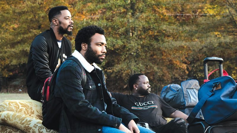 Duas novas temporadas de Atlanta serão lançadas em 2021 1 ATLANTA Robbin' Season -- "Crabs in a Barrel" -- Season Two, Episode 11 (Airs Thursday, May 10, 10:00 p.m. e/p) Pictured (l-r): Lakeith Stanfield as Darius, Donald Glover as Earnest Marks, Brian Tyree Henry as Alfred Miles. CR: Guy D'Alema/FX