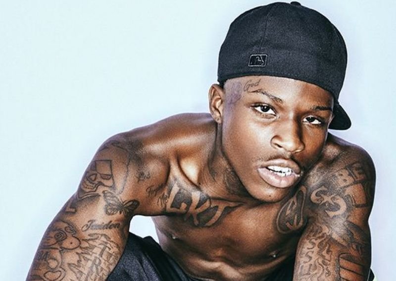 RAPPER QUANDO RONDO LEVA GARRAFADA E PULA DO PALCO 1 1