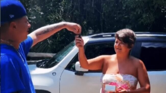 Felp 22 faz surpresa ao dar um carro e um iPhone pra mãe 1 photomix image 36 1