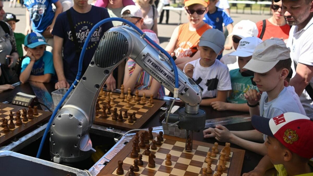 Robô que joga xadrez quebra o dedo de criança de 7 anos durante partida na  Rússia