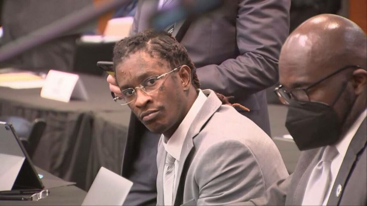 Young Thug aparece sorridente em novas imagens do rapper no tribunal