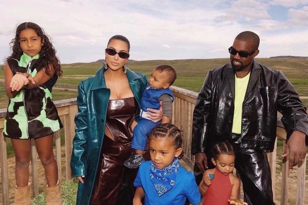 Capa Kim Kardashian, Kanye West e filhos