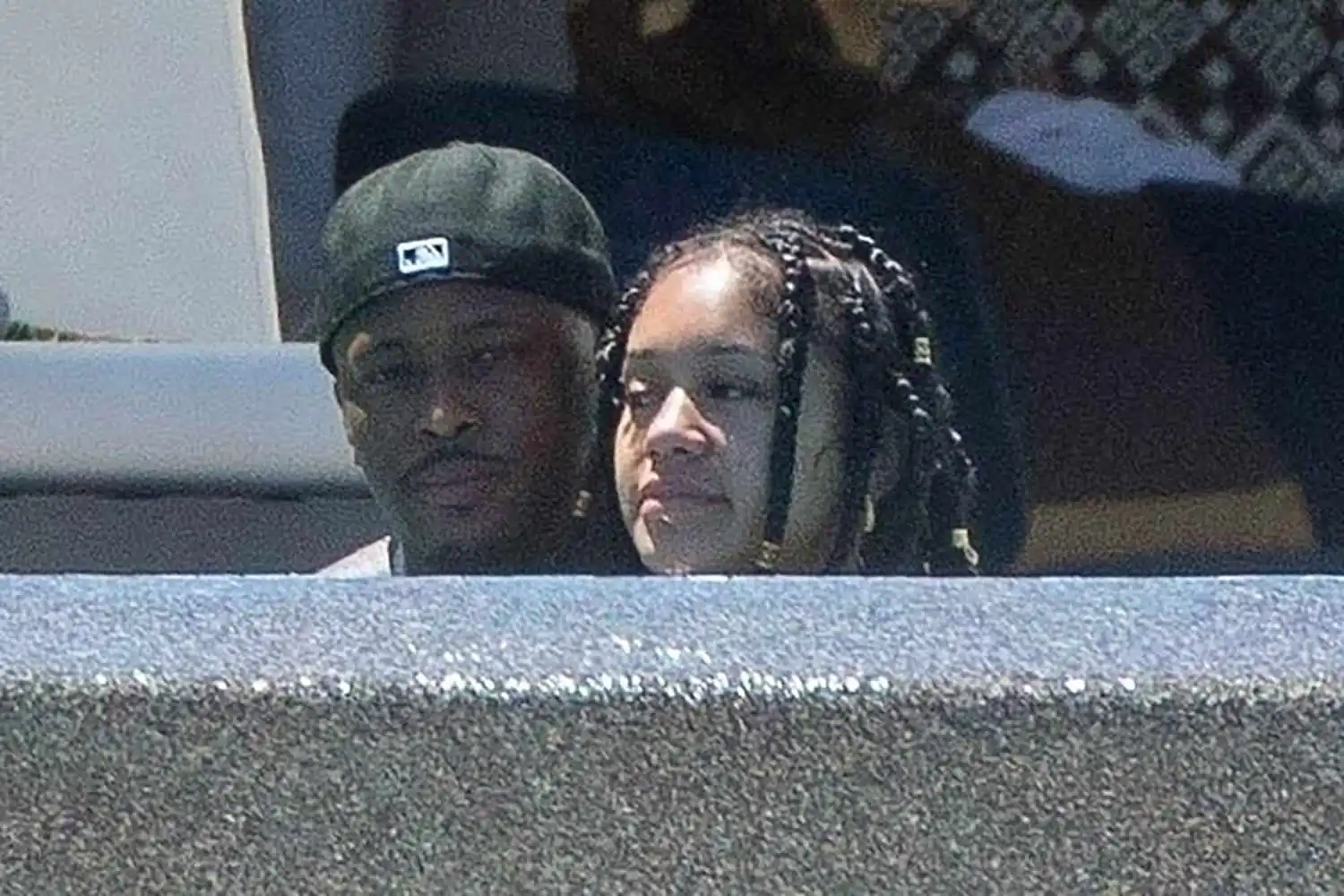 Rappers YG e Saweetie confirmam que estão namorando ao serem flagrados em viagem romântica juntos