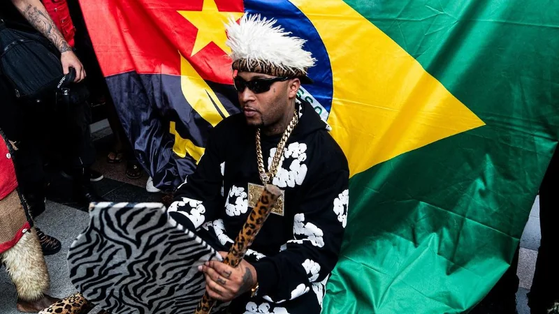 Orochi é recebido em Angola com festa para se apresentar em festival no país