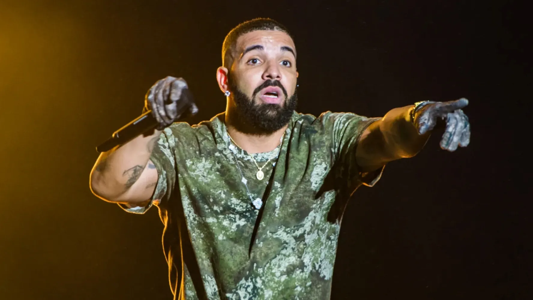 Drake fala sobre boato de que foi urinado por amigo do rapper T.I 3 Drake em show